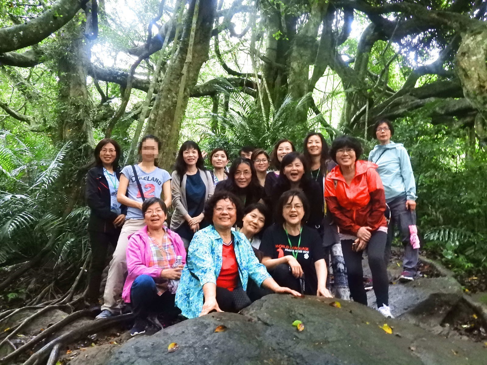 學員們與鸞山森林博物館「會走路的樹」合影留念。