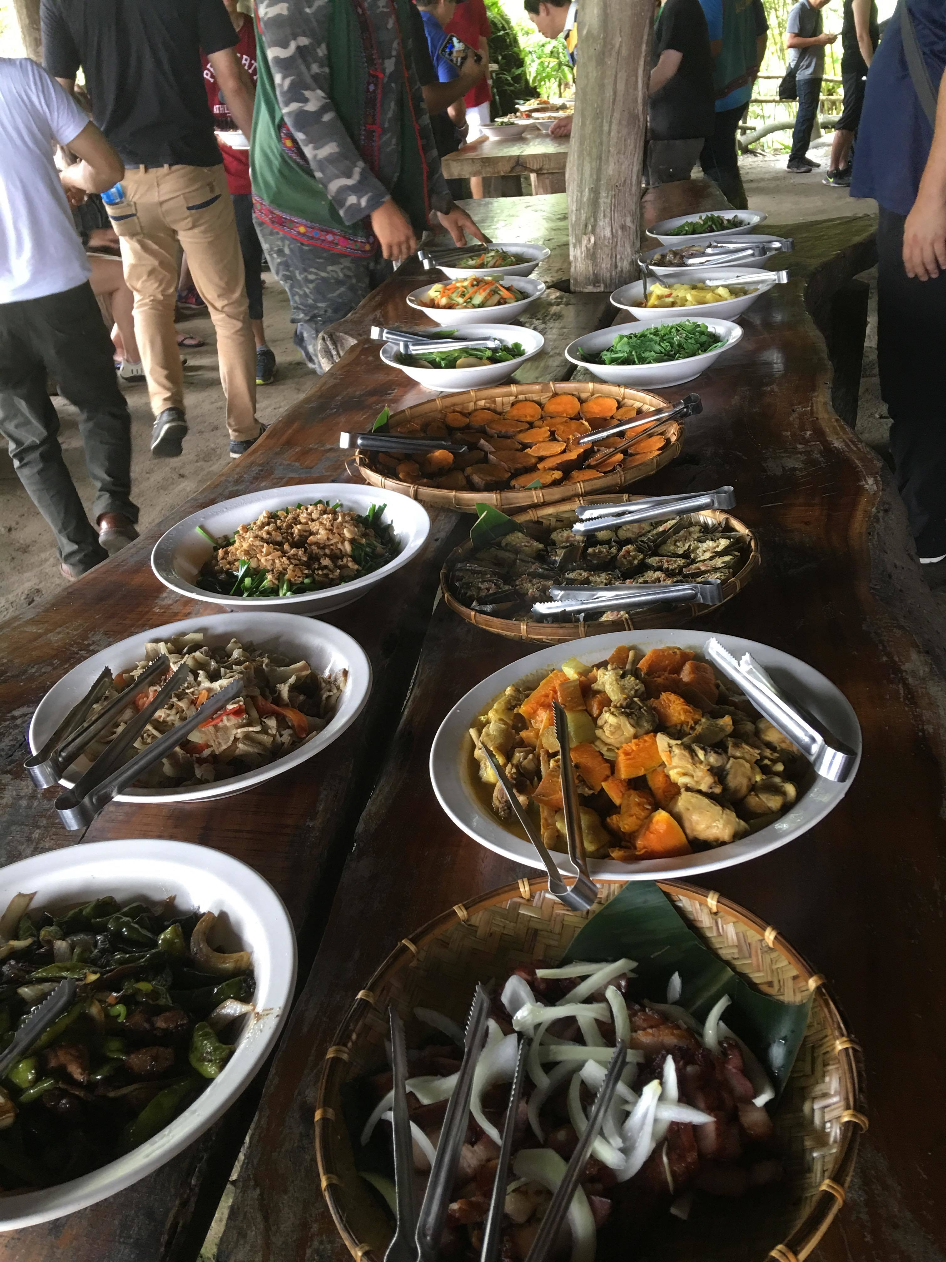 圖3 部落媽媽們為我們準備一道道豐盛且美味的布農族特色美食。